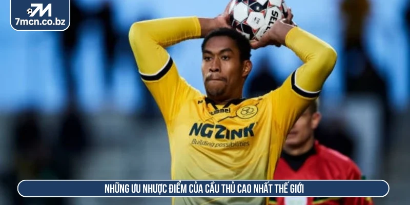 Những ưu nhược điểm của cầu thủ cao nhất thế giới